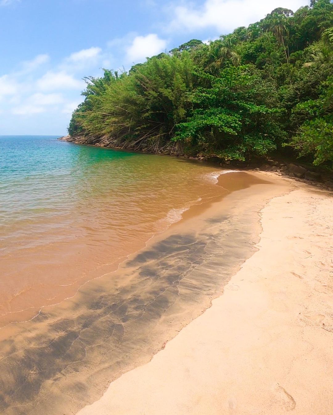 A Praia do Leste tem areia amarelada e um mar bem tranquilo. Foto: Instagram/@goabilio