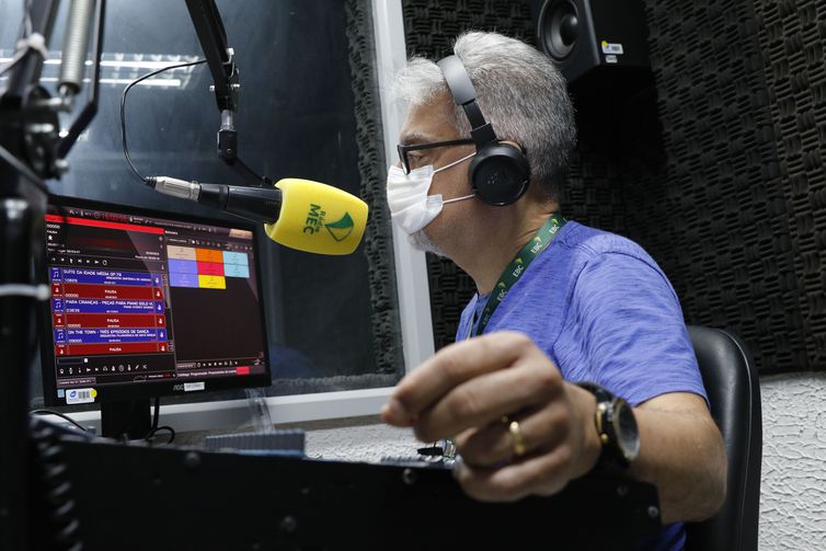 Equipamentos da Rádio MEC nos estúdios da Empresa Brasil de Comunicação - EBC, no Rio de Janeiro