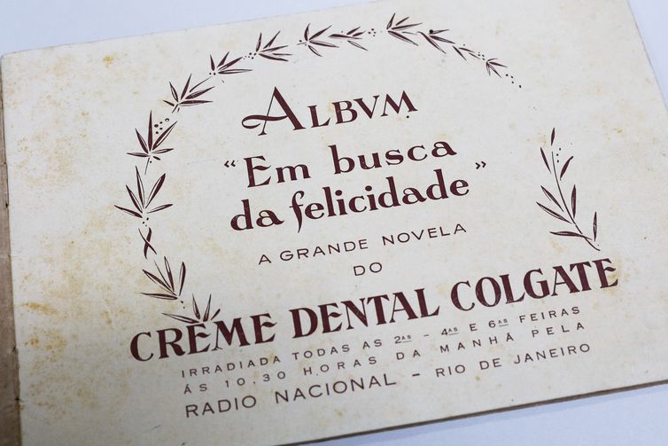 Álbum de época de divulgação da rádionovela Em Busca da Felicidade, da Rádio Nacional