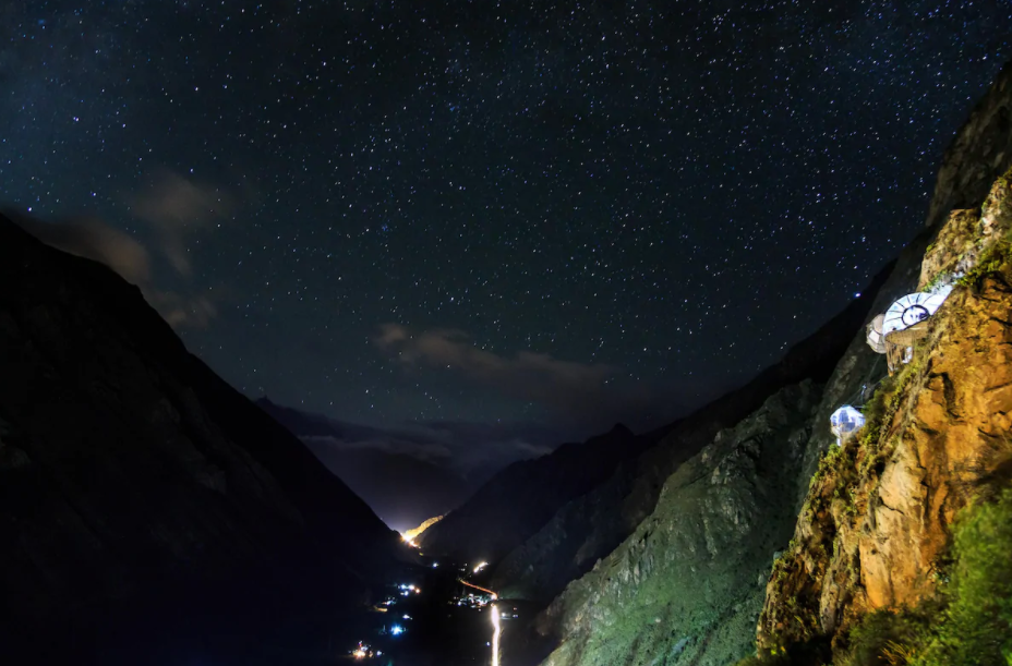Vista do Skylodge Adventure Suites e do Vale Sagrado à noite. Foto: Divulgação/Natura Vive
