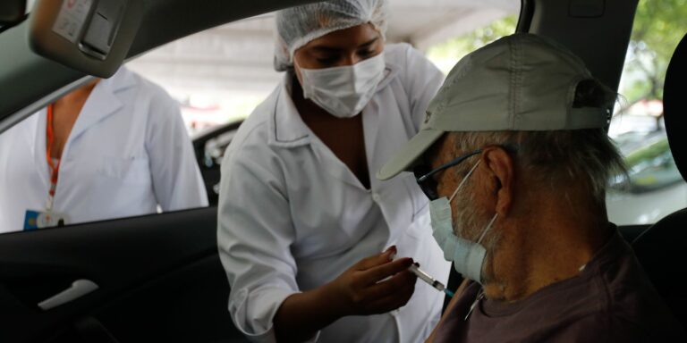 Rio: idosos que se vacinaram em fevereiro podem tomar dose de reforço