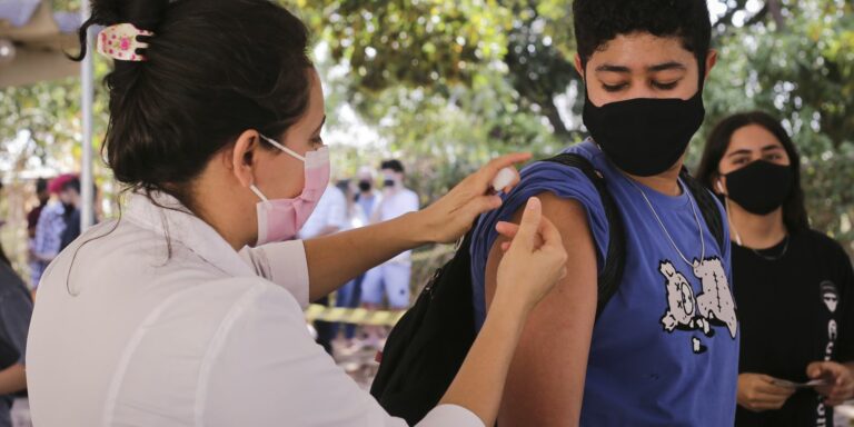 Rio de Janeiro antecipa calendário de vacinação contra a covid-19