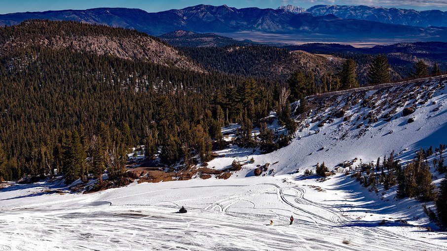 Uma das coisas para fazer na Califórnia durante o inverno americano é aproveitar a neve e esquiar na Mammoth Mountain
