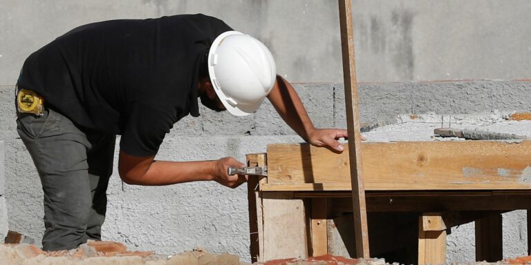 FGV: confiança da construção fica estável com melhor nível desde 2014