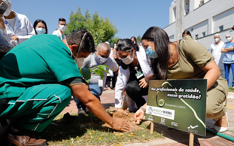 Profissionais do HRC e vítimas da Covid-19 são homenageados com plantação de mudas