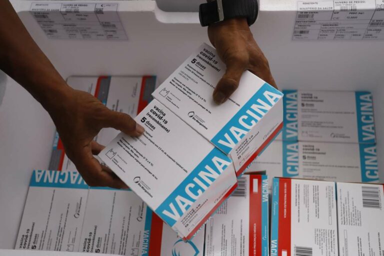 Novas remessas de vacinas contra Covid-19 chegam ao Ceará com 233 mil doses no total