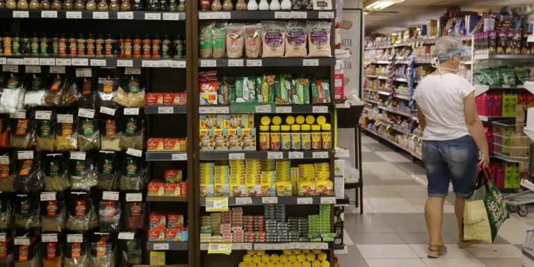 Empresas têm novas regras para indicar redução no volume dos produtos
