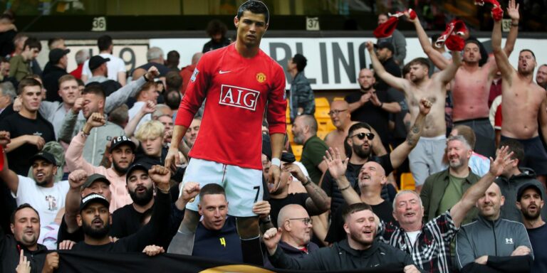 Cristano Ronaldo recebe de volta a camisa 7 do Manchester United