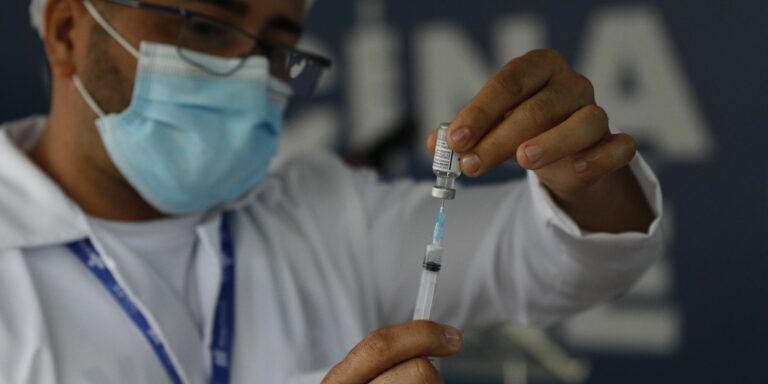 Covid-19: Rio suspende vacinação de adolescentes por falta de doses