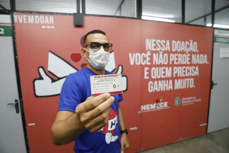 No trajeto do motorista do Hemoce Gildásio Costa, um sangue raro e outras bolsas de sangue estão a caminho para salvar vidas