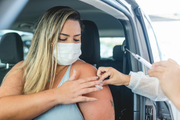 Maceió vacina adultos com 1ª e 2ª doses e idosos com 3ª dose nesta quinta-feira (23)