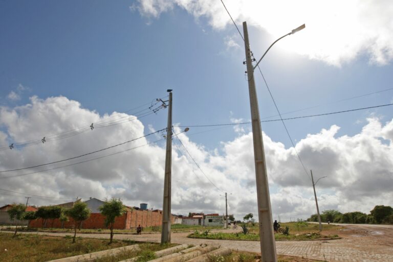 Ampliação de rede de energia é entregue em Euclides da Cunha; nova escola também é anunciada