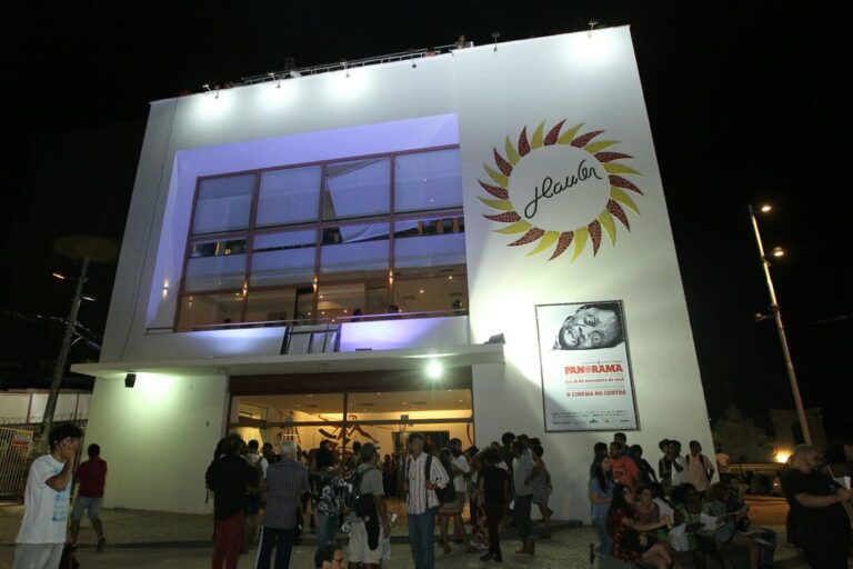 Estado abrirá mão de aluguel do Cine Teatro Glauber Rocha e estudantes terão acesso gratuito ao local