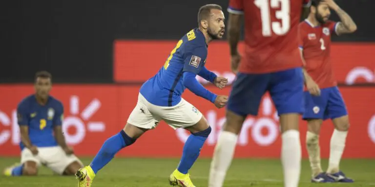 Eliminatórias: mesmo jogando mal, Brasil vence Chile