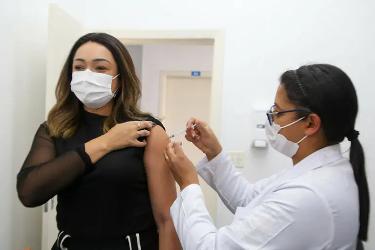 99% das doses adicionais aplicadas em SP são de Coronavac