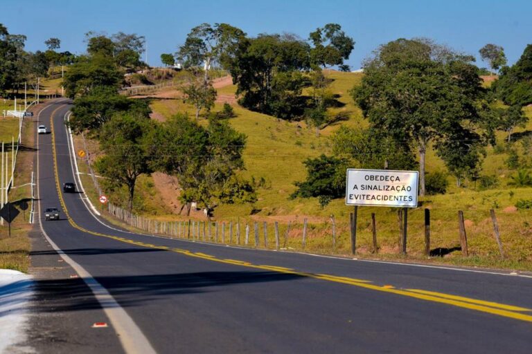 Ao lado do ministro de Infraestrutura Caiado entrega de trecho da BR-070