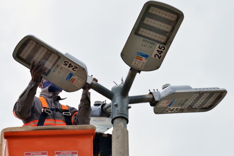 Brazlândia recebe reforço de mais de 700 luminárias de LED