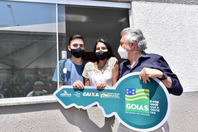Caiado entrega computadores e moradias em Valparaíso de Goiás