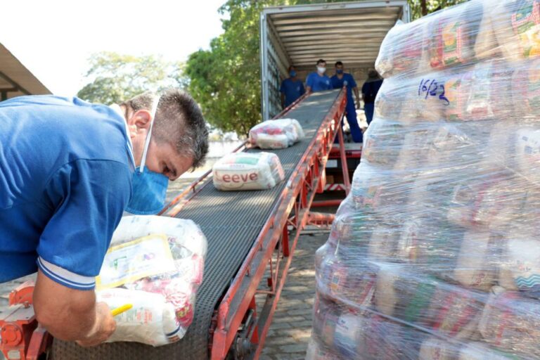 Caiado entrega cestas em Goiânia e cumpre agenda no Norte e em Trindade, nesta sexta