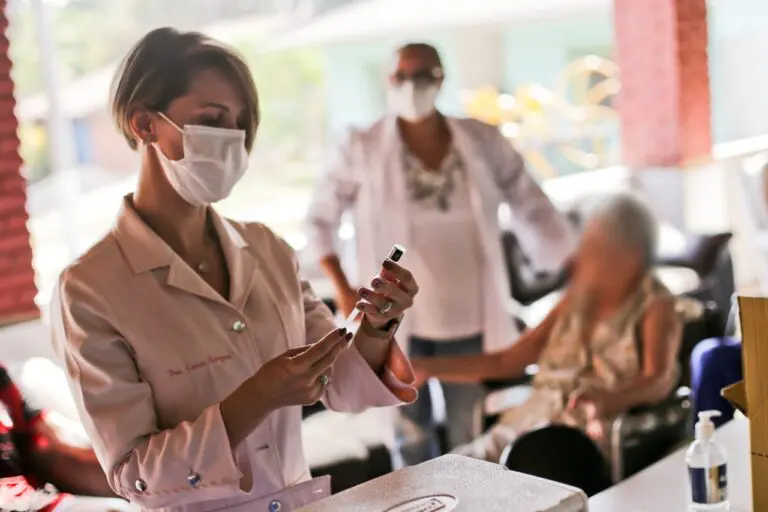 Começa a dose de reforço para idosos de Instituições de Longa Permanência