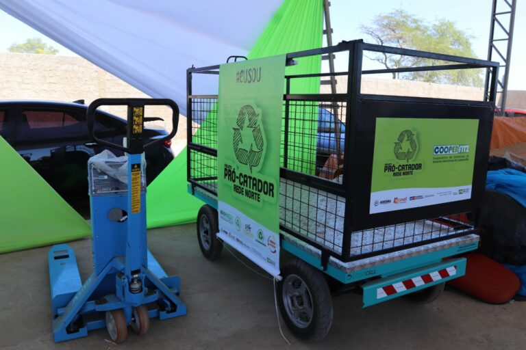 Cooperativa de catadores de Juazeiro recebe equipamentos do Governo do Estado