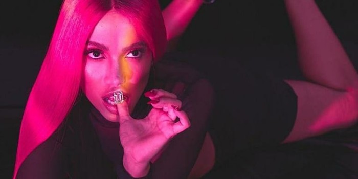 Anitta surge ruiva e decotada em premiação latina da Billboard: “Poderosa na ativa!”