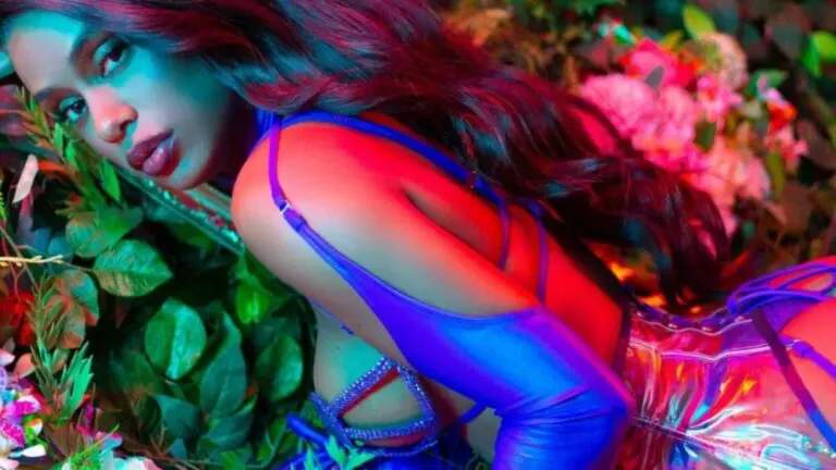 Rebecca faz dancinha provocante e mexe na imaginação dos fãs: “Que rebolado!”