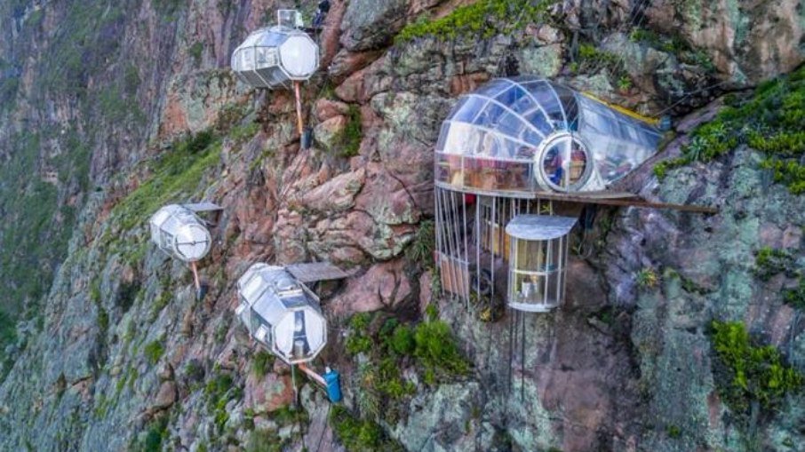 Conheça o Skylodge Adventure Suites, hotel que reúne cápsulas de vidro nas montanhas do Vale Sagrado, no Peru