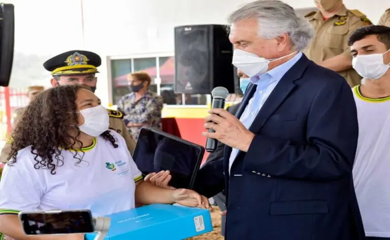Em Nerópolis, Caiado inaugura ampliação da 21ª CIBM e entrega 379 Chromebooks para estudantes
