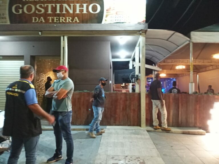 Em operação conjunta, Convívio Social notifica bares por uso irregular de área pública