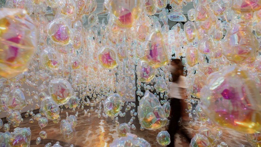 A instalação de Daisy Balloon com 3 metros de altura sugere o percurso do ciclo da água