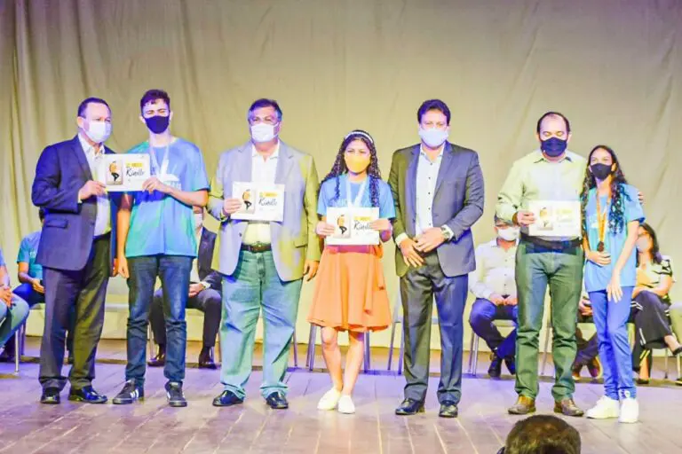Estudantes da rede pública premiados em Olimpíadas do Conhecimento são homenageados. Ouça: