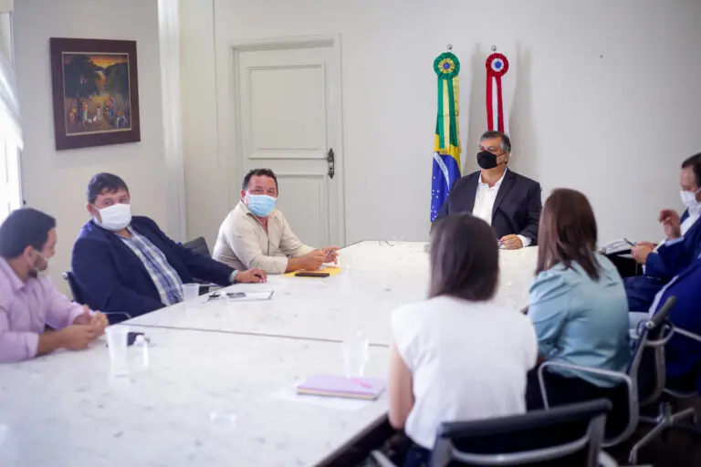 Flávio Dino recebe prefeito de Primeira Cruz para tratar de novos investimentos na cidade