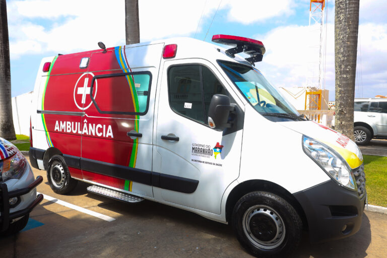 Fotos: Flávio Dino entrega ambulância e viatura policial para Aldeias Altas