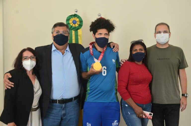 Fotos: Flávio Dino recebe Jardiel Vieira, atleta maranhense medalhista de ouro nas Paralimpíadas de Tóquio