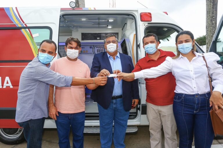 Governador Flávio Dino entrega ambulância e kits esportivos para Graça Aranha