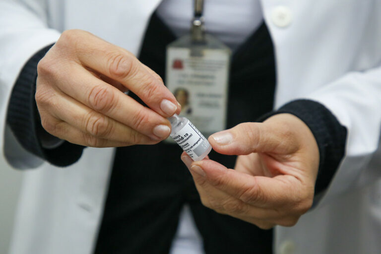 Governo de SP anuncia dose adicional contra COVID-19 para profissionais de saúde