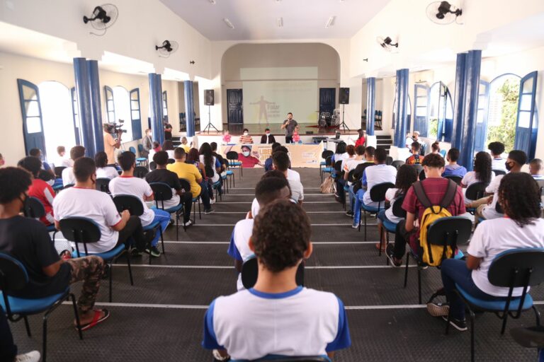 Governo promove debate sobre a Campanha Setembro Amarelo em escola da rede pública