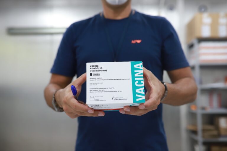 Governo recebe e distribui a municípios novas doses de vacinas contra a Covid-19