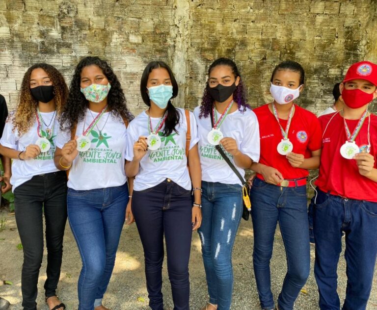 Jovens participam de gincanas ambientais em comemoração ao Dia da Árvore