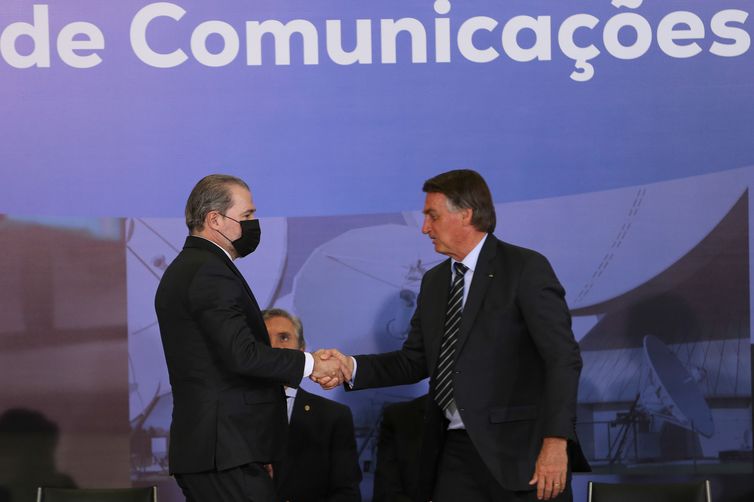 O presidente da República, Jair Bolsonaro, cumprimenta o ministro do STF, Dias Toffoli, durante a entrega do Prêmio Marechal Rondon de Comunicações no Palácio do Planalto
