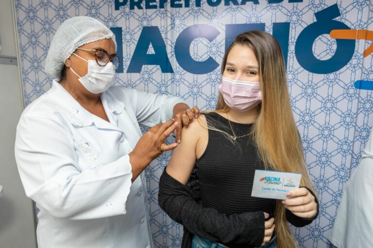Maceió lidera ranking das capitais com maior eficiência vacinal contra a Covid-19