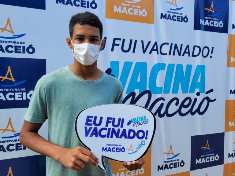 Maceió aplica 1ª, 2ª e 3ª doses de vacinas contra a Covid-19 neste domingo (26)