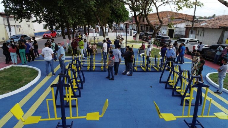 Moradores do Lima Verde recebem praça construída pelo Governo do Estado