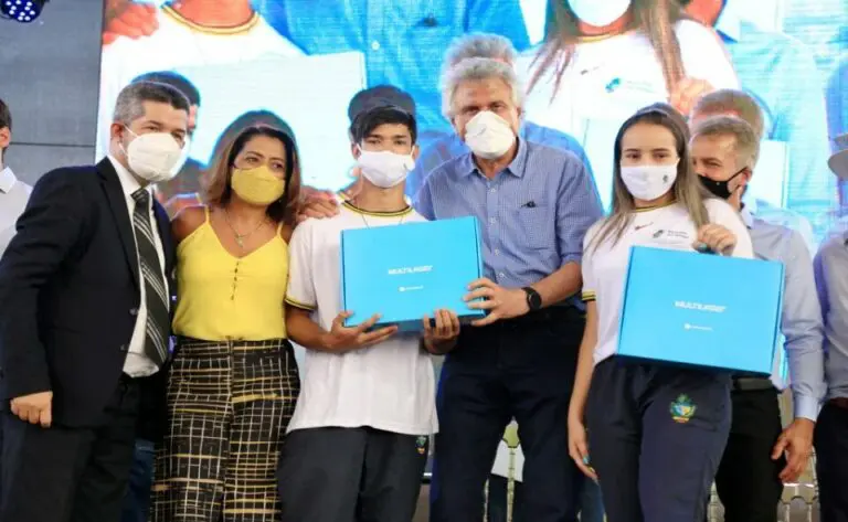 Nos 171 anos de Orizona, Caiado entrega 224 Chromebooks  e participa da inauguração de complexo esportivo