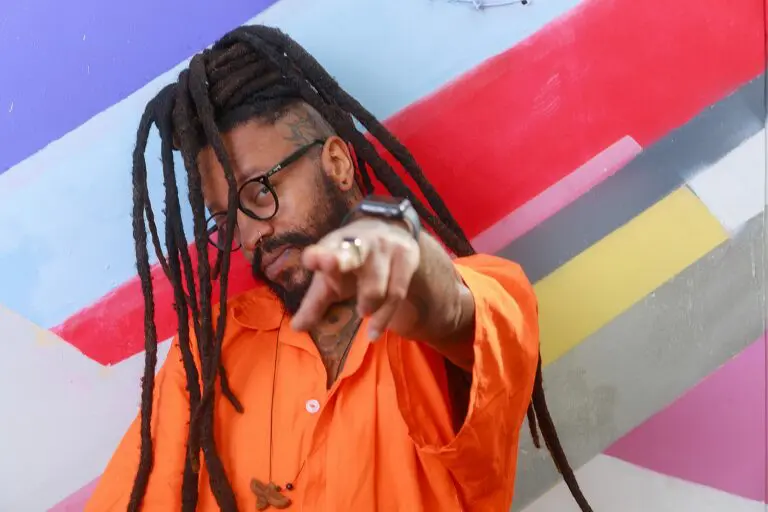 O rapper Rael e a cantora Adriana Moreira estão na #ViradaSP Online deste sábado (25)