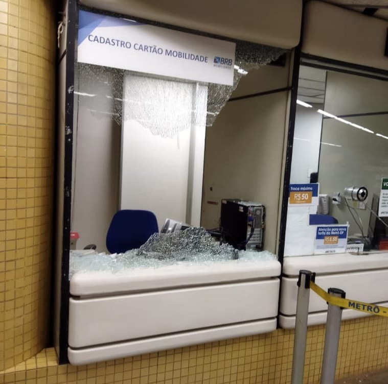 PMDF prende mulher por quebrar vidro no metrô em Taguatinga