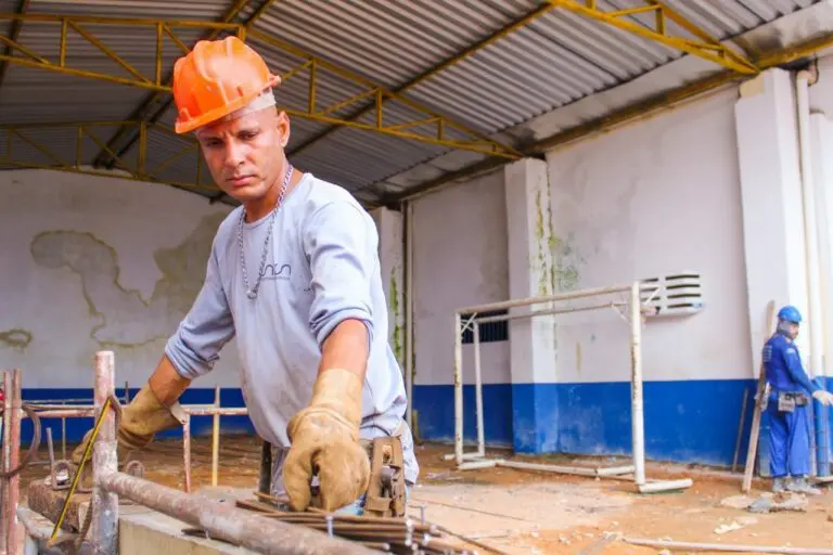 Prefeito JHC entrega Escola Hermínio Cardoso, em Fernão Velho, totalmente revitalizada nesta terça
