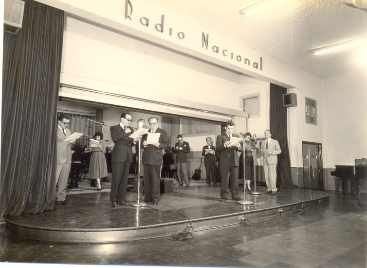 Ator Paulo Gracindo no ensaio no Teatro da Rádio Nacional, em agosto de 1956.