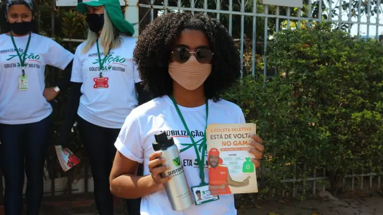 SLU mobiliza moradores da Vila Roriz para a coleta seletiva